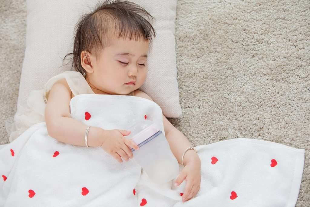 bé ngủ trưa