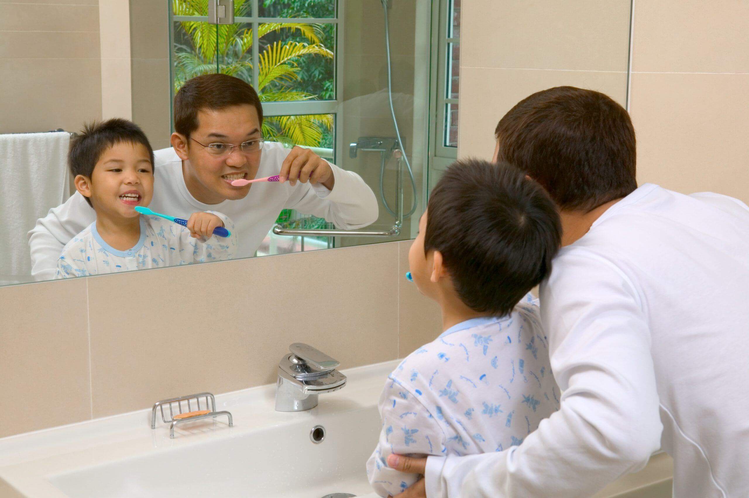 Mách mẹ bí quyết xây dựng thói quen vệ sinh răng miệng cho con 36 dạy con đánh răng