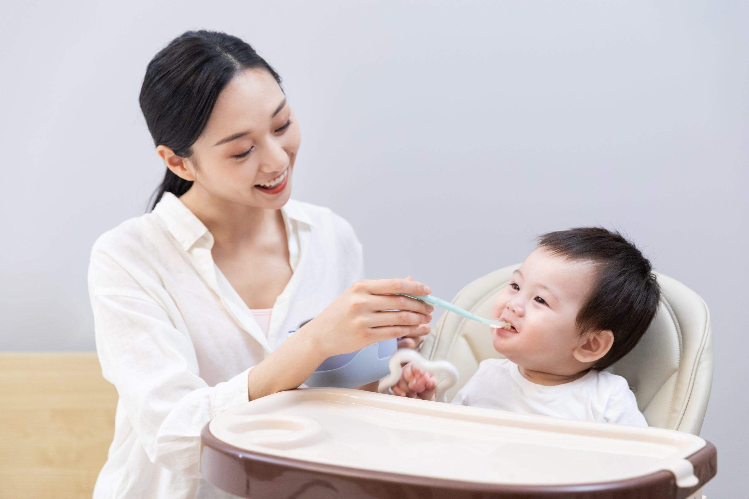 4 tác hại không ngờ tới khi trẻ vừa ăn vừa xem tivi, bố mẹ đã biết chưa? 35 xem tivi