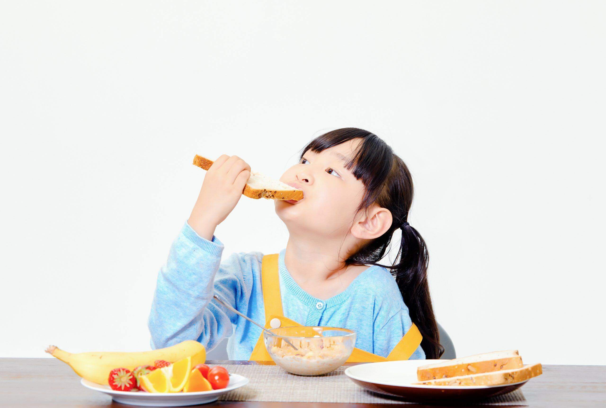 4 tác hại không ngờ tới khi trẻ vừa ăn vừa xem tivi, bố mẹ đã biết chưa? 37 ăn sáng