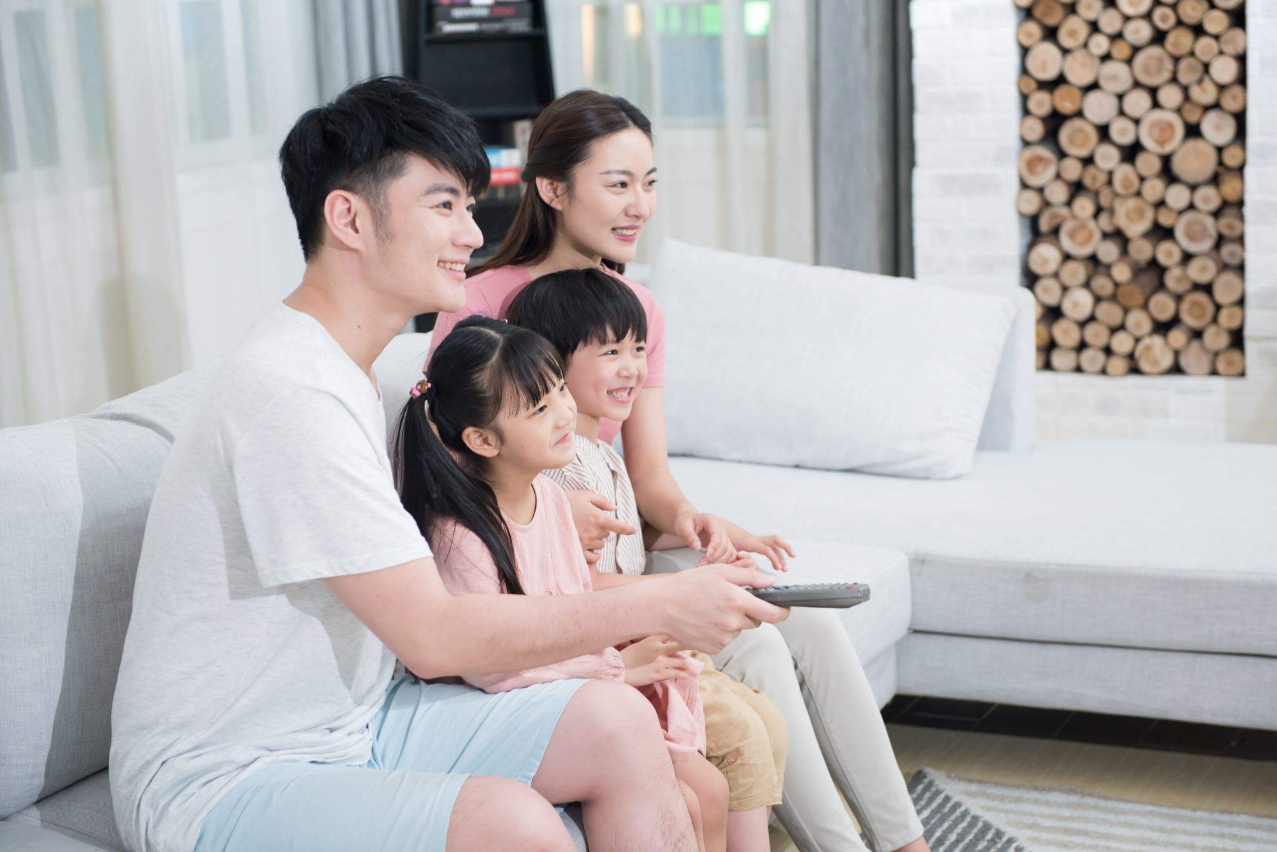 Giúp bạn giải đáp thắc mắc, trẻ mấy tuổi thì được xem tivi? 37 cả gia đình cùng xem tivi