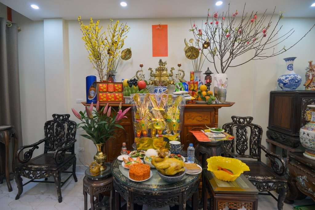 cách cắm hoa tết để bàn thờ