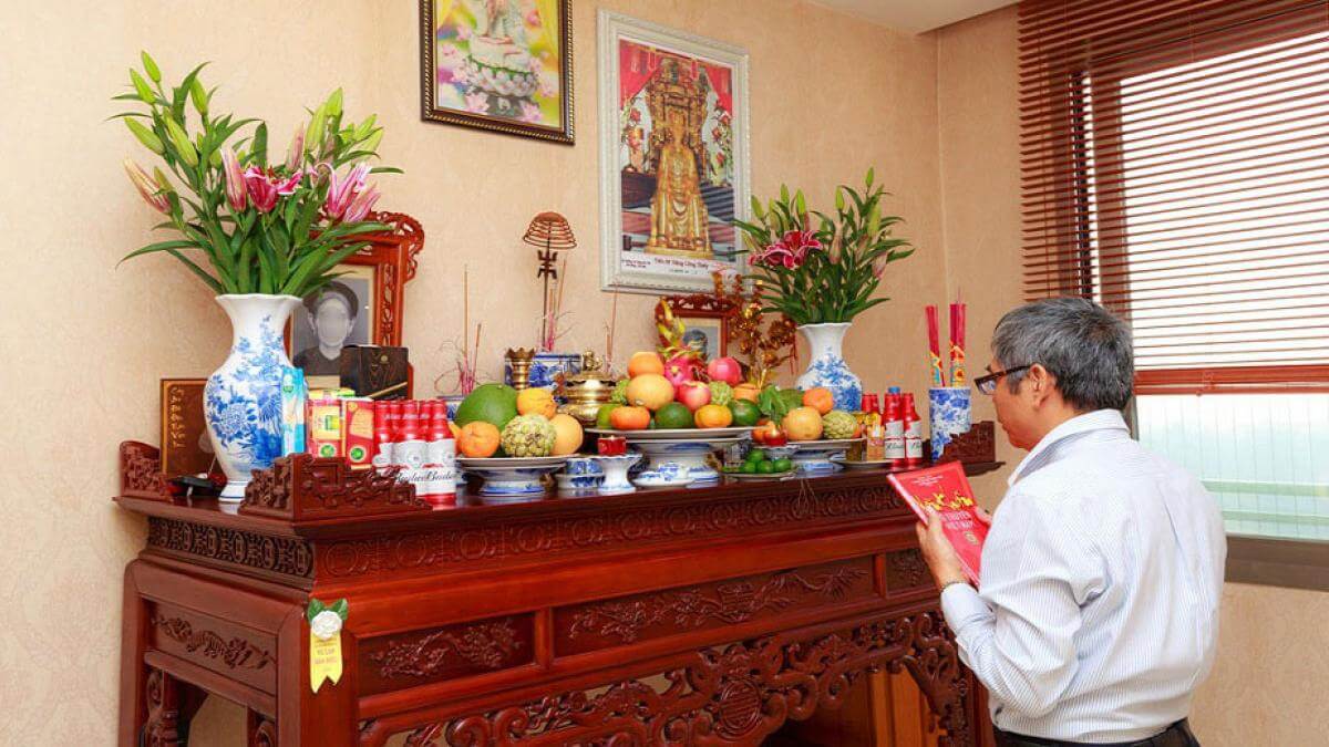 Cách cắm hoa Tết để bàn thờ hợp phong thủy, mang tài lộc về nhà 39 đặt bình hoa trên bàn thờ