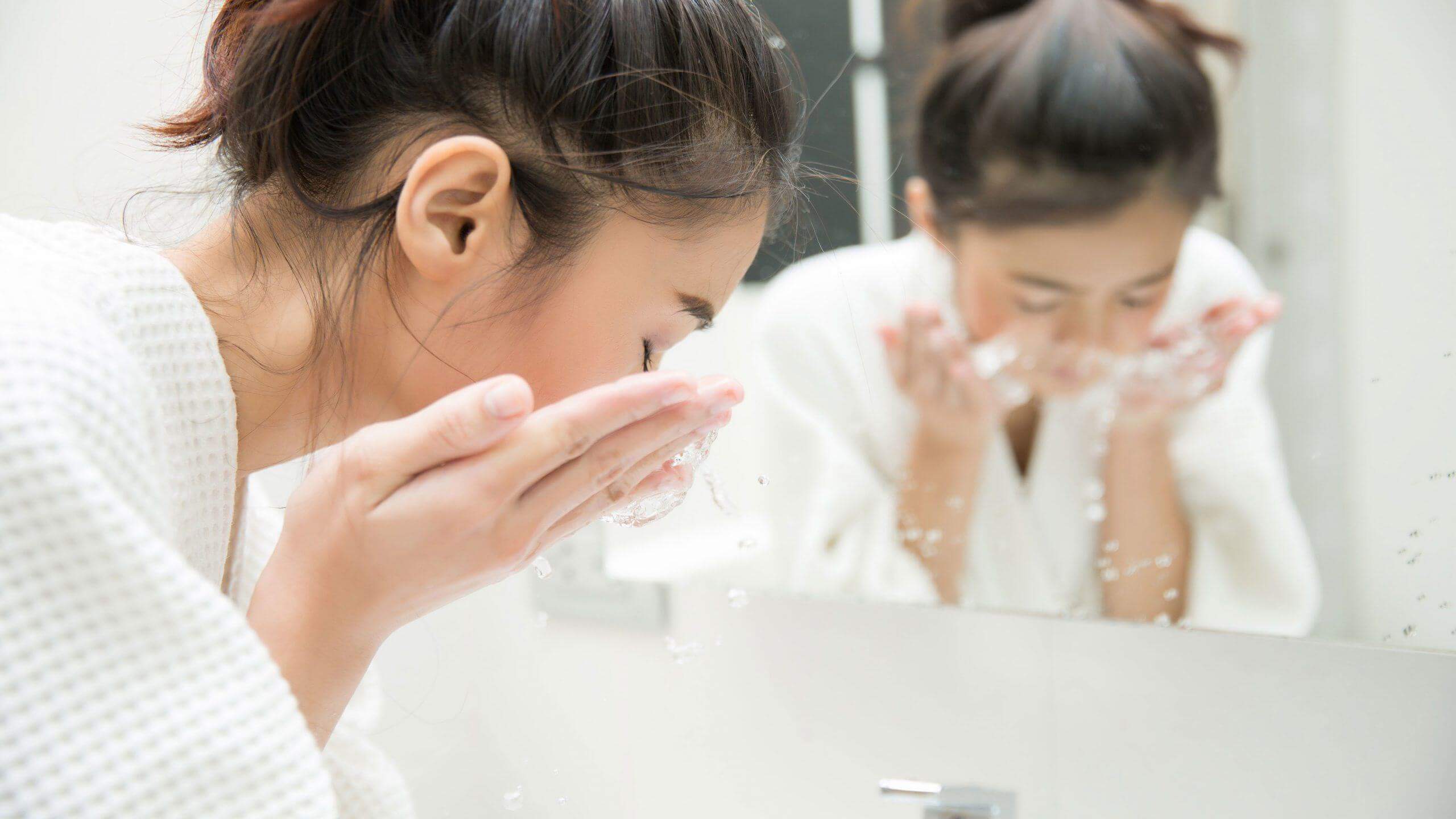 Học 7 bước chăm sóc da mặt này, dù qua tuổi 25 bạn vẫn sẽ luôn rạng ngời 35 chăm sóc da