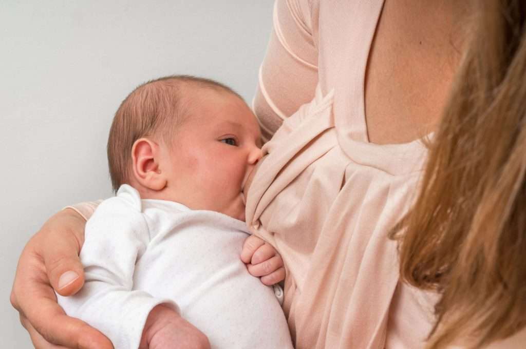 chữa tắc tia sữa cho mẹ sau sinh
