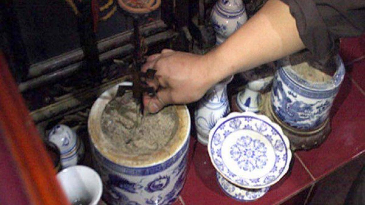 lau dọn bàn thờ