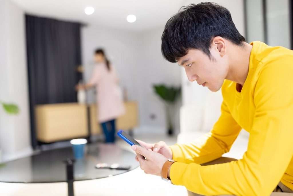 đàn ông bấm điện thoại