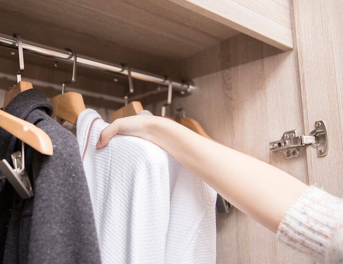 Tận dụng không gian cửa tủ sắp xếp quần áo