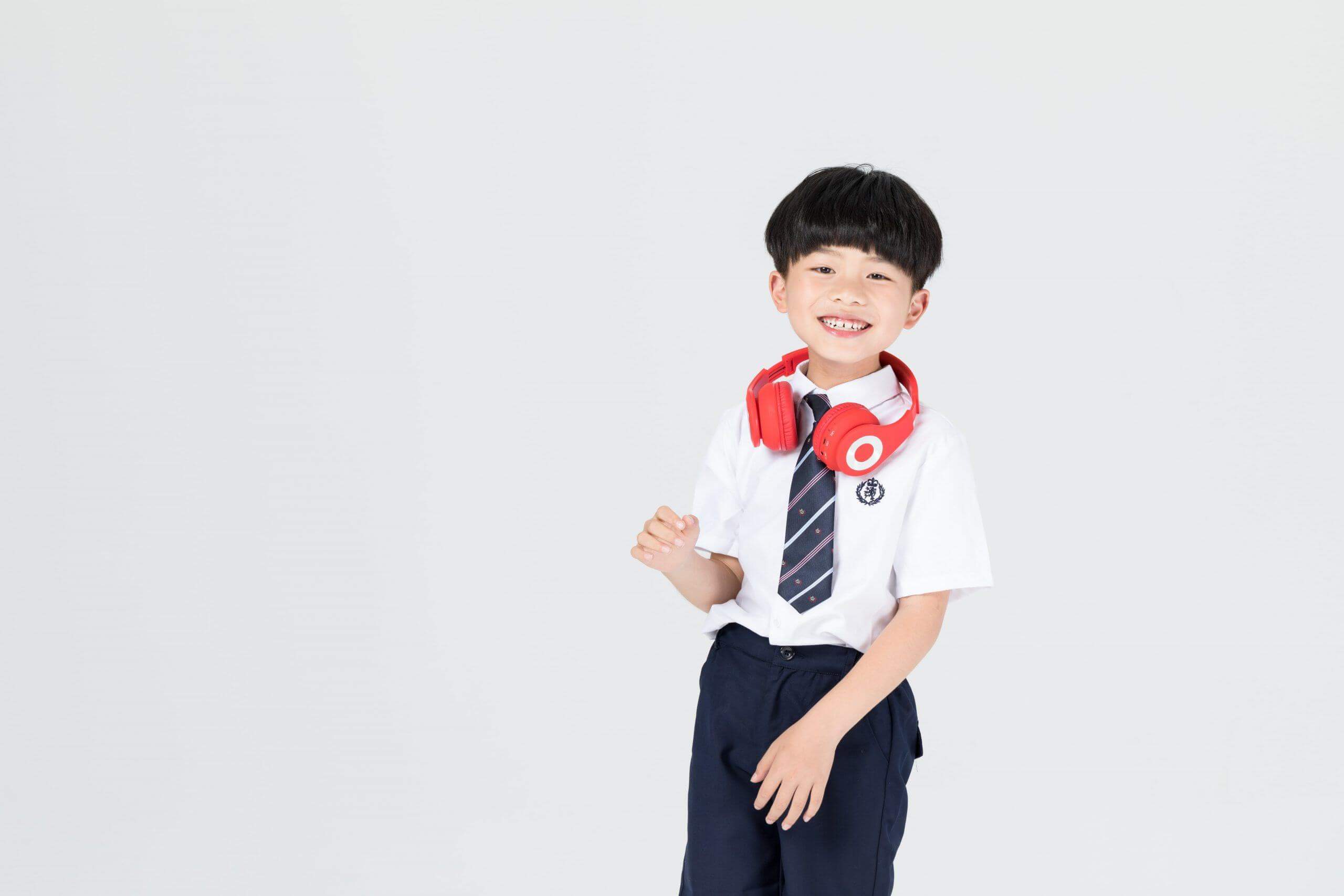 Tâm lý bé trai tuổi dậy thì giai đoạn từ 10-14 tuổi, bạn đã biết chưa? 40 bé vui vẻ