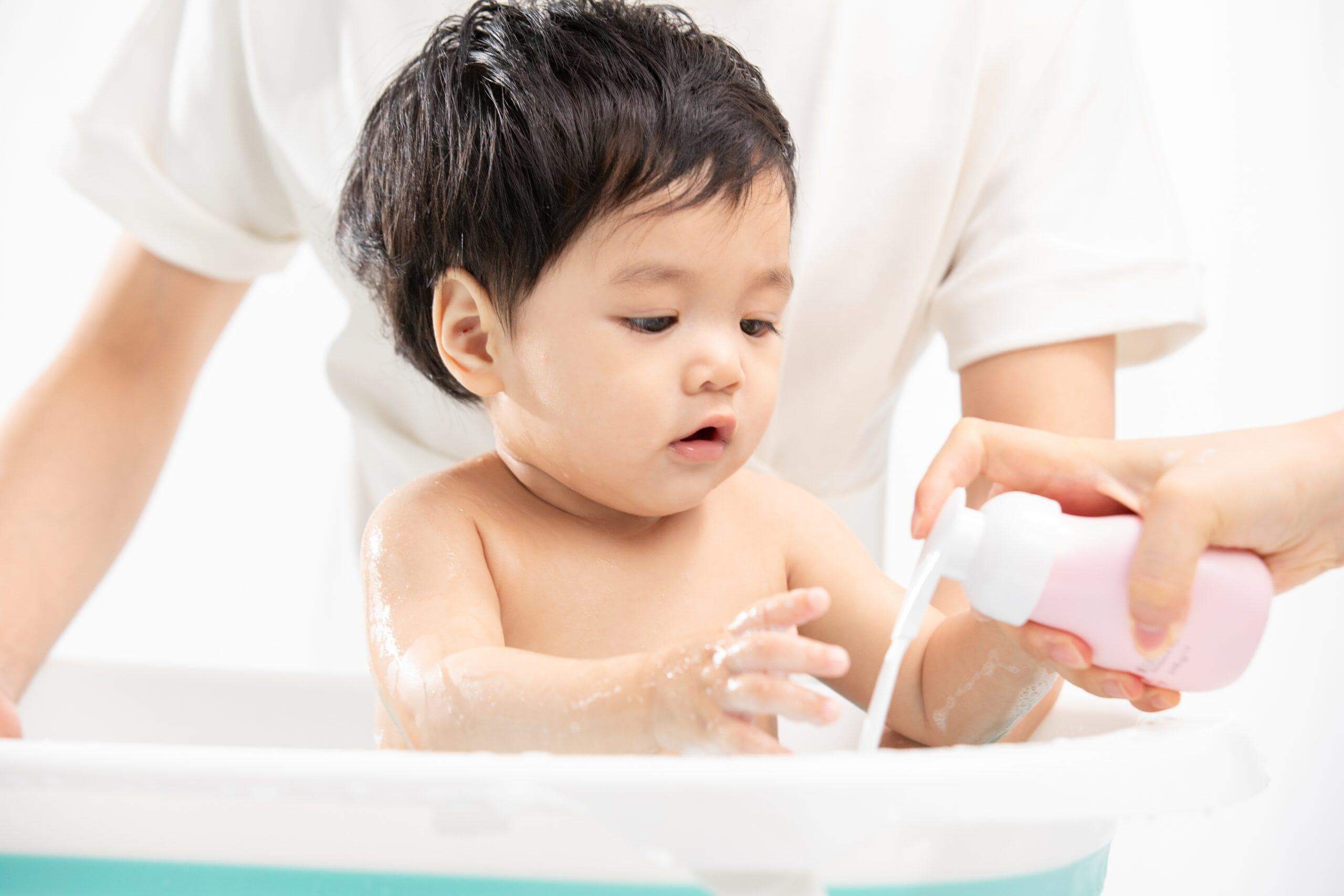 Mách mẹ cách xử trí nhanh khi bé bị say nắng, say nóng cực hay 39 say nắng