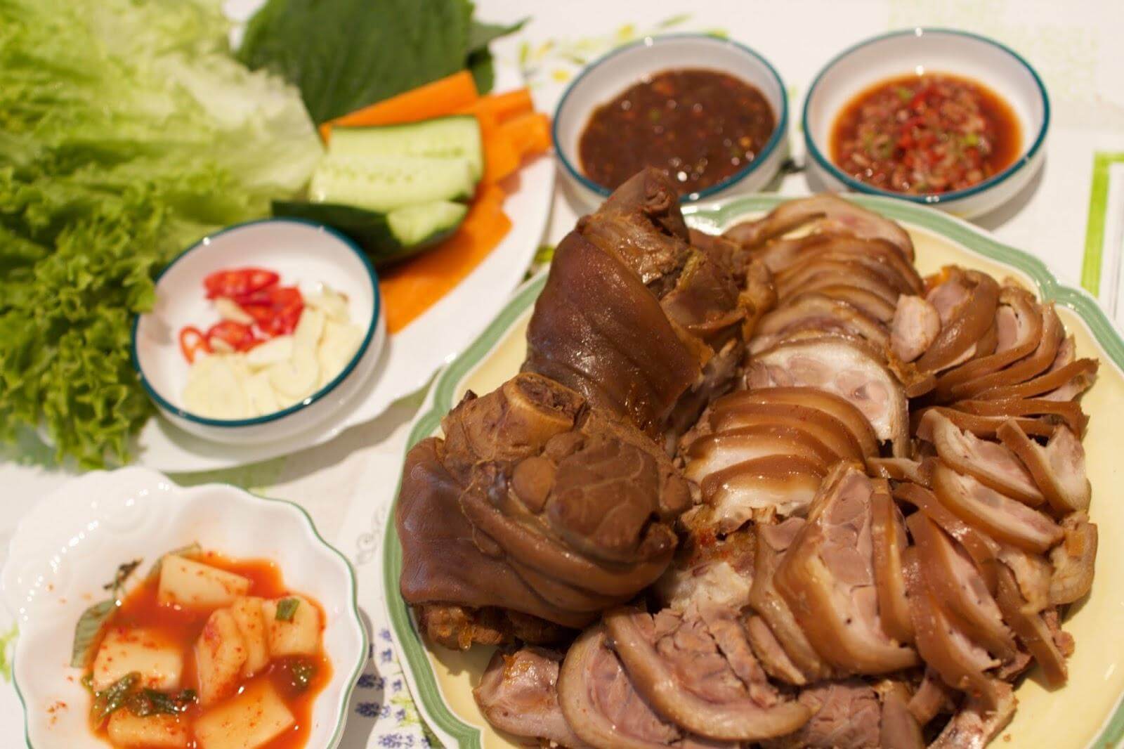 giò heo hầm thảo mộc