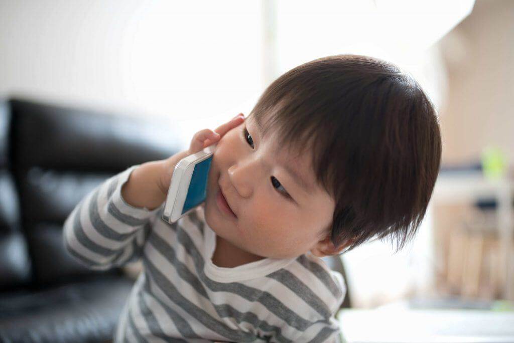 trẻ chơi điện thoại