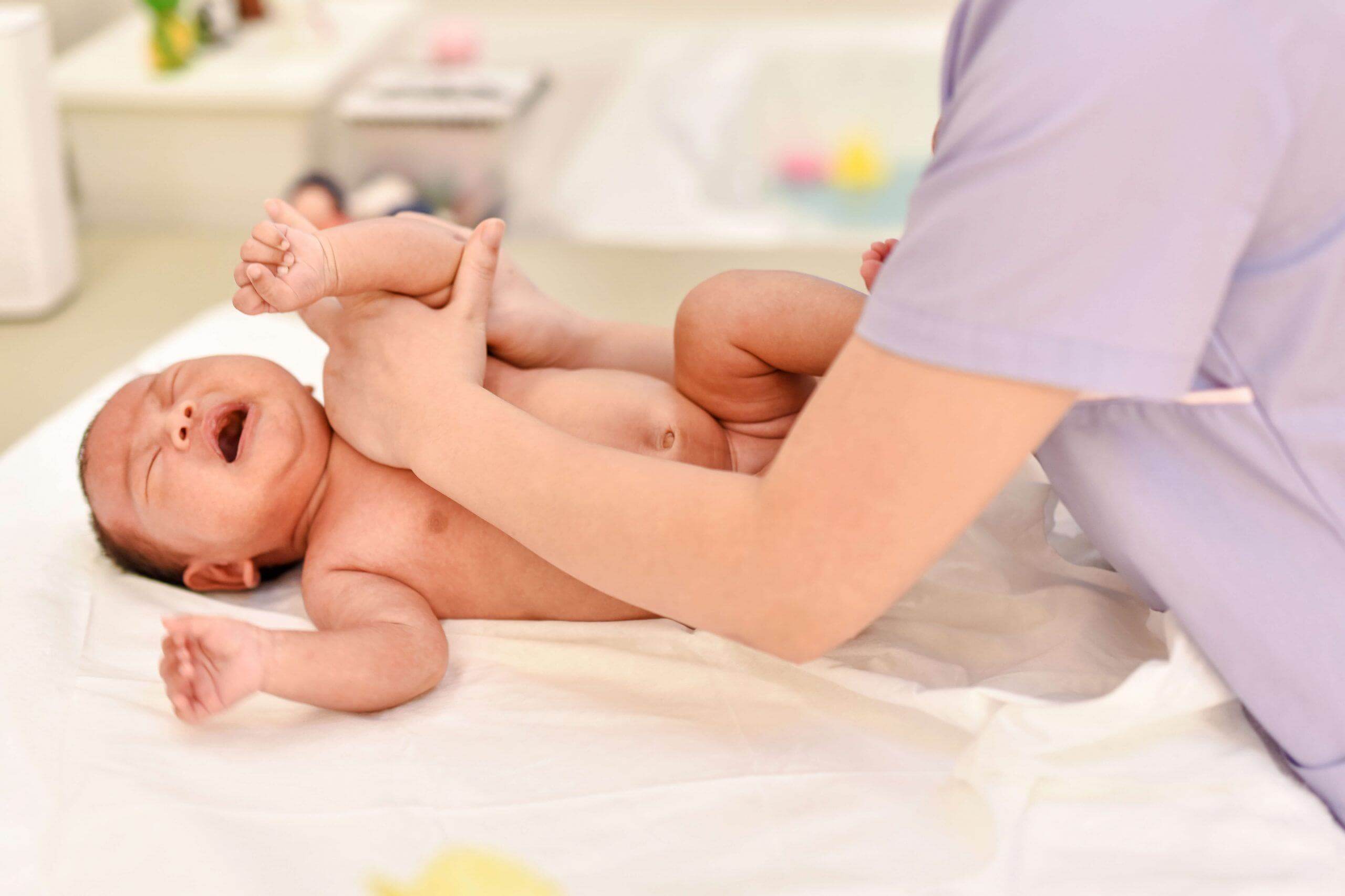 Các lưu ý mẹ cần biết khi chăm sóc trẻ sơ sinh 0-6 tháng 47 tắm cho trẻ sơ sinh
