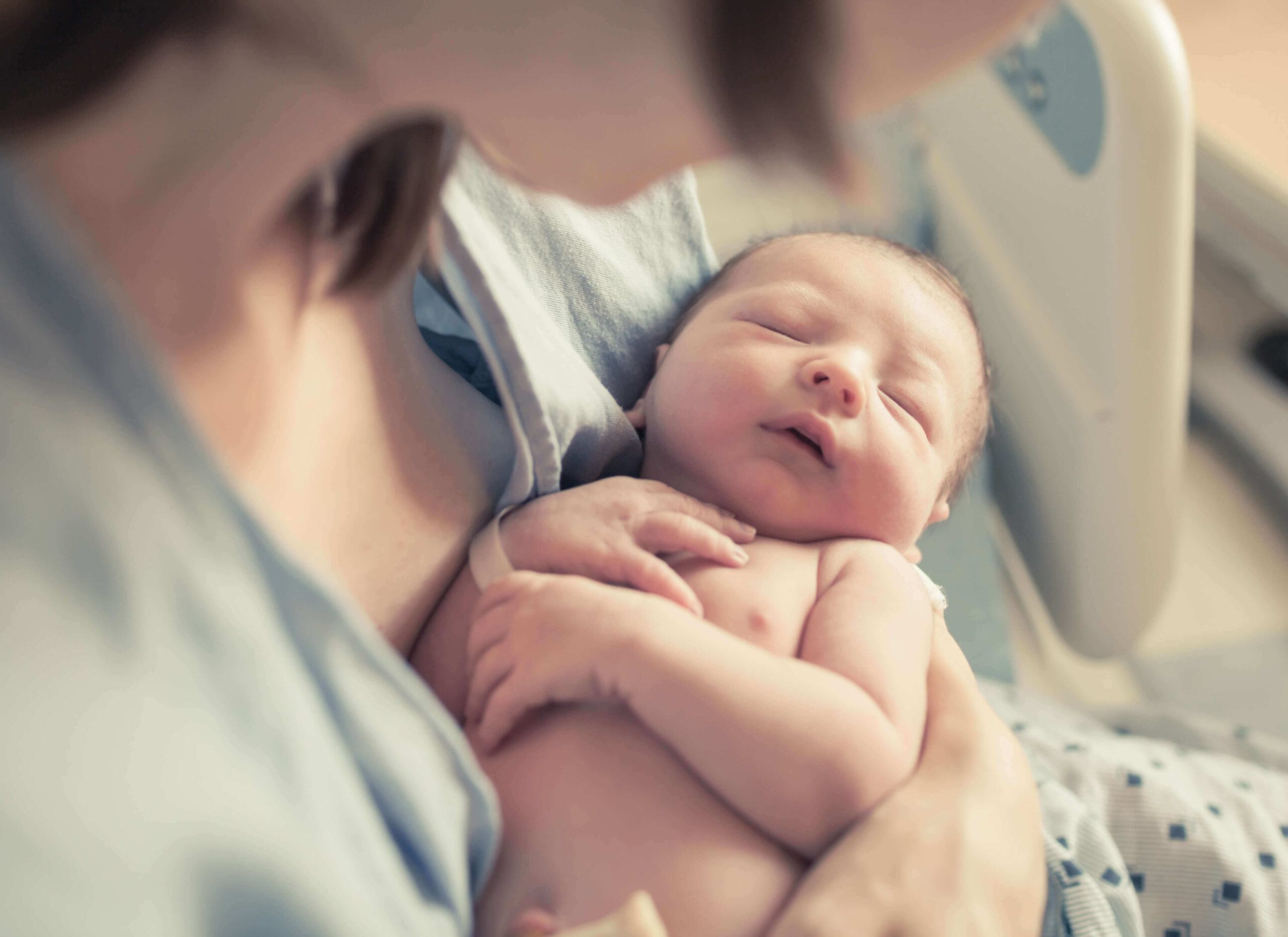 Các lưu ý mẹ cần biết khi chăm sóc trẻ sơ sinh 0-6 tháng 49 lưu ý khi chăm sóc trẻ sơ sinh