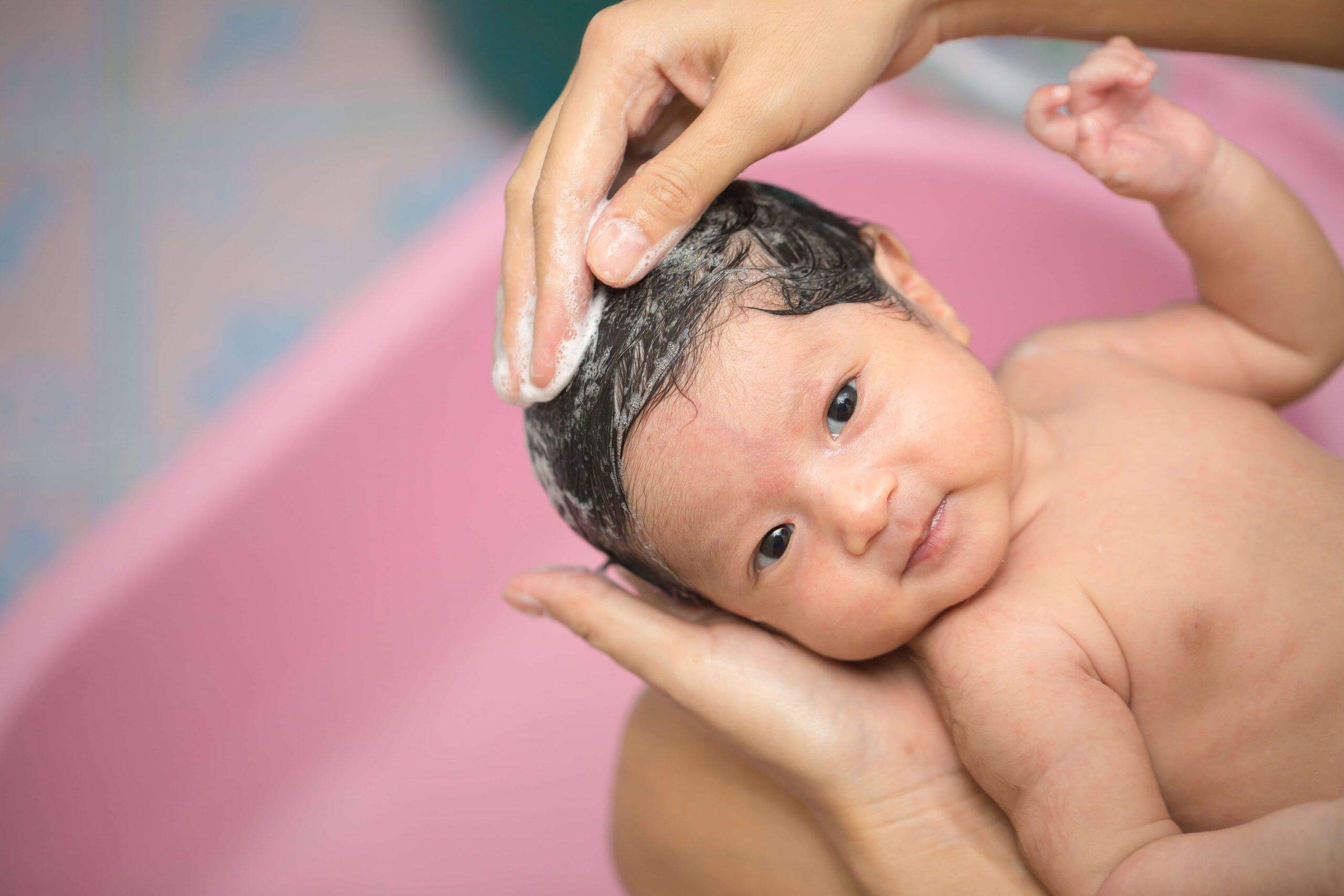 Các lưu ý mẹ cần biết khi chăm sóc trẻ sơ sinh 0-6 tháng 46 tắm cho bé