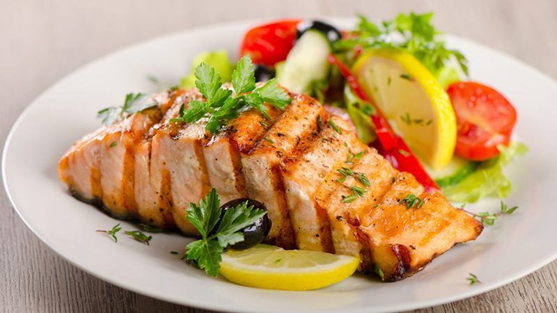 Bật mí công thức nấu 4 món ăn trị tiểu đường từ các "siêu thực phẩm" 41 Cá hồi nướng chanh tỏi