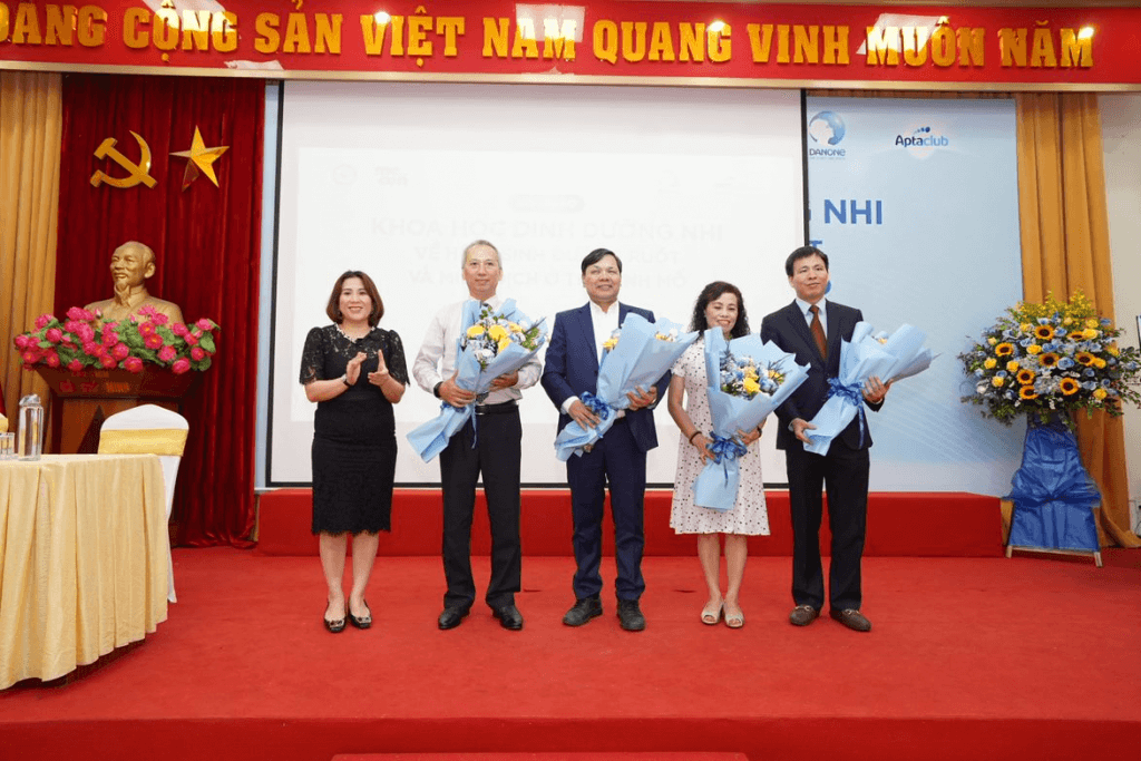 trẻ sinh mổ