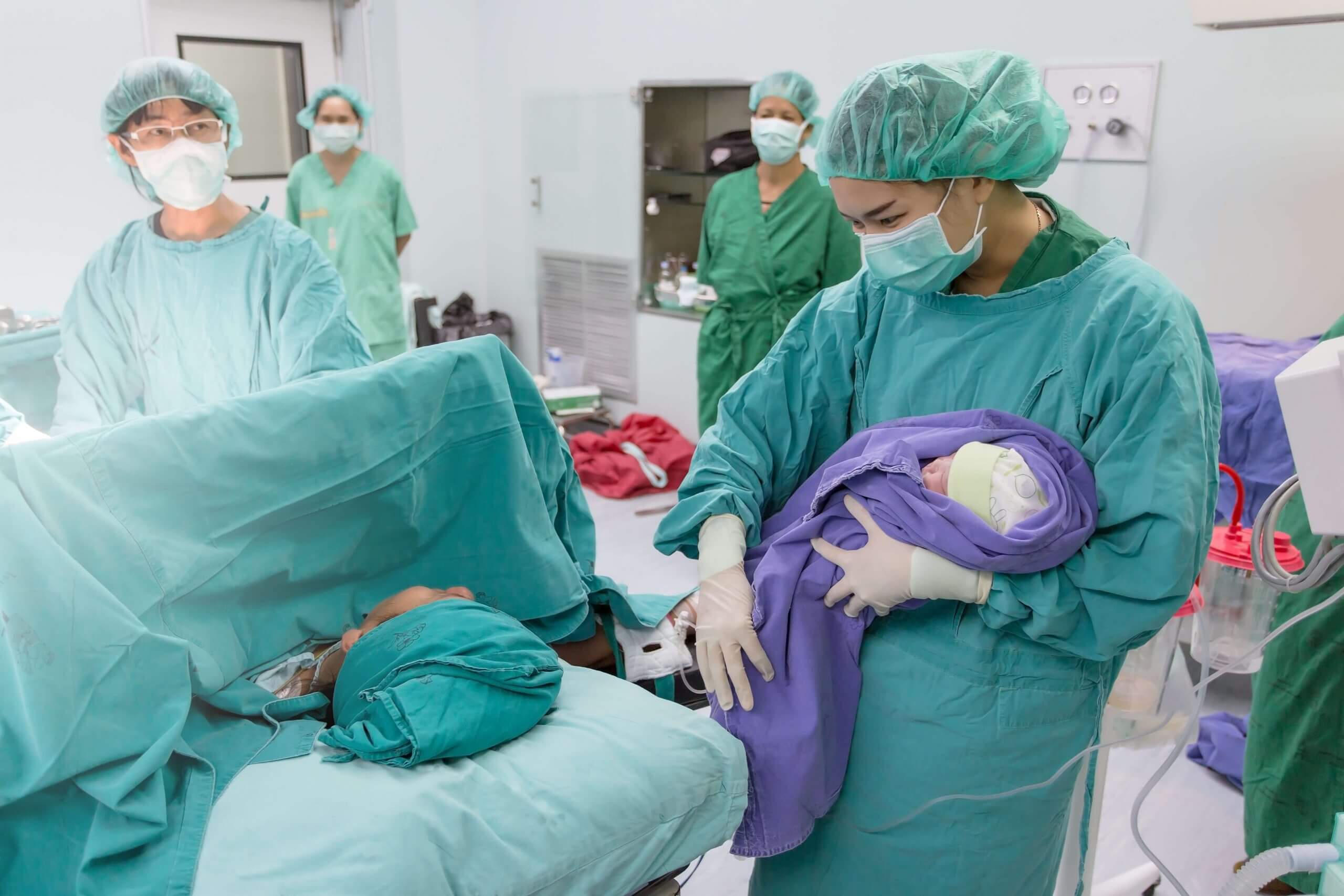 Cẩm nang mẹ bầu chuẩn bị sinh con: Covid có truyền từ mẹ sang con hay không? 38 sinh mổ