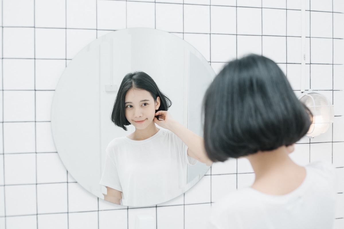 3 dấu hiệu khi con yêu sớm và cách xử trí thông minh cho mẹ 37 thường xuyên soi gương