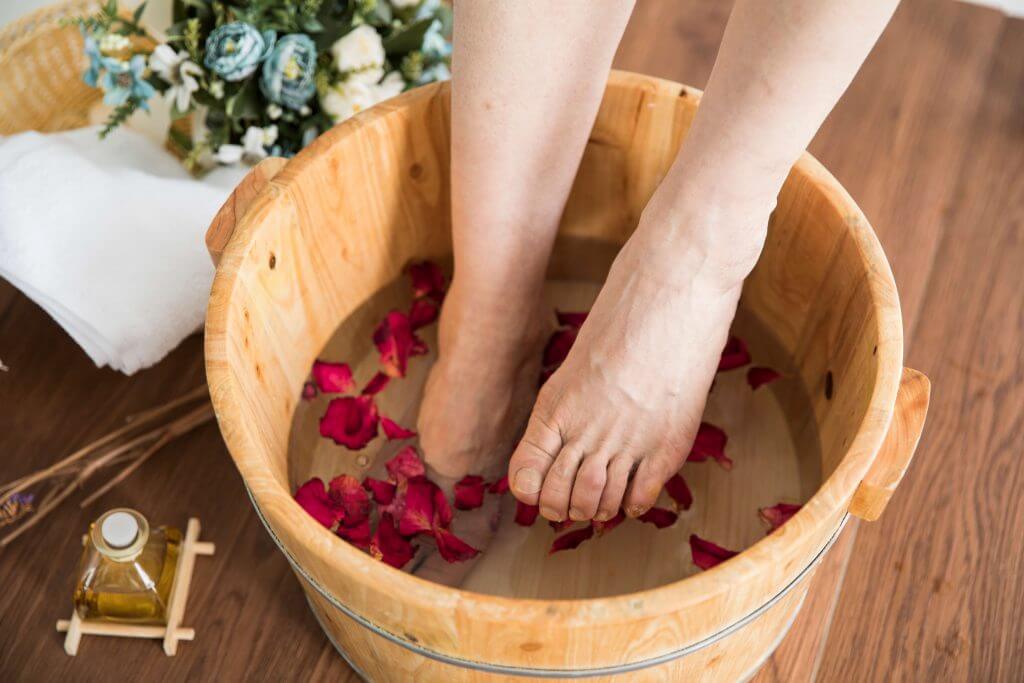 Massage chân - liệu pháp xoa dịu những tổn thương tinh thần 38 ngâm chân với nước ấm