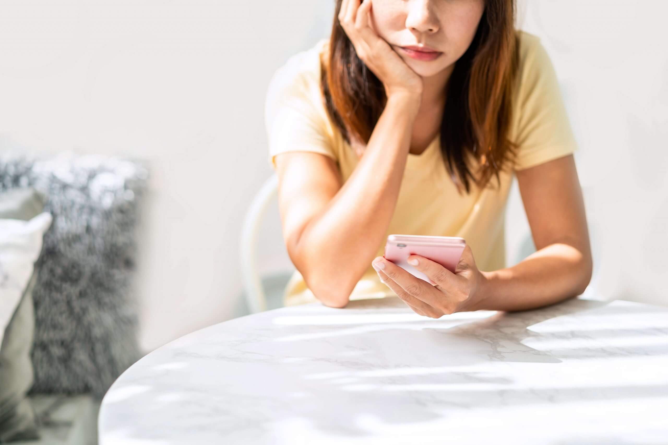 Người yêu cũ nhắn tin, nên trả lời hay không? 39 người yêu cũ nhắn tin làm lành
