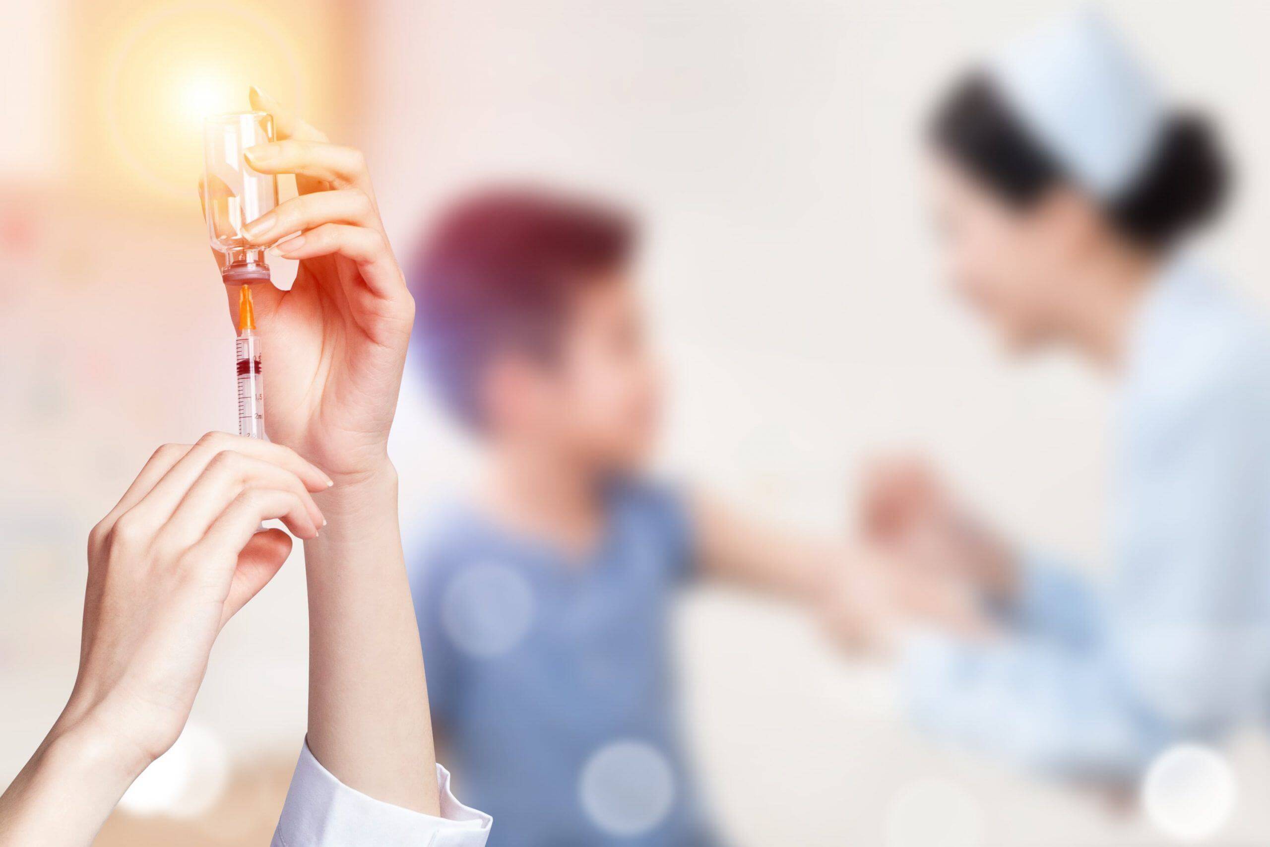 Trẻ đi tiêm phòng Tiêm phòng cho trẻ sơ sinh
