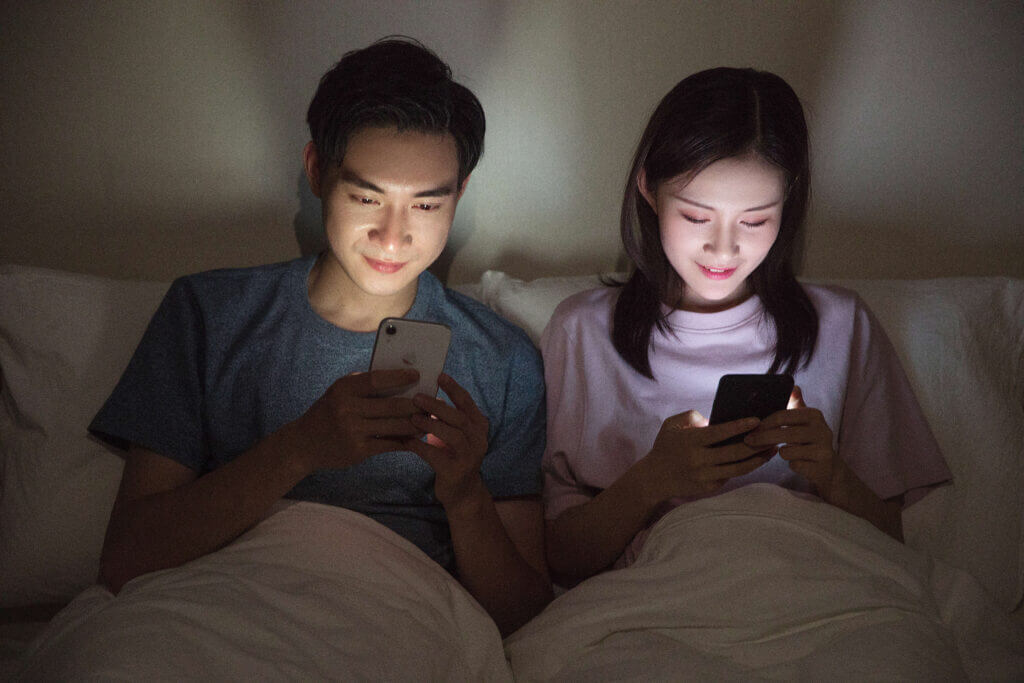 Ở nhà nhiều mùa Covid, tránh xa 5 thói quen tai hại này! 37 thức khuya