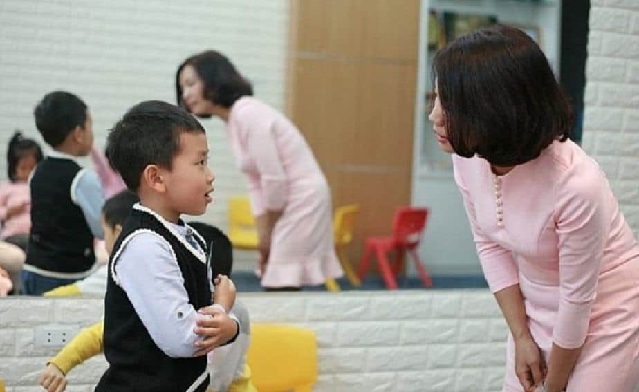 Tâm lý trẻ mầm non: Gặp người lớn không chào có phải trẻ hư? 39 tâm lý trẻ em mầm non