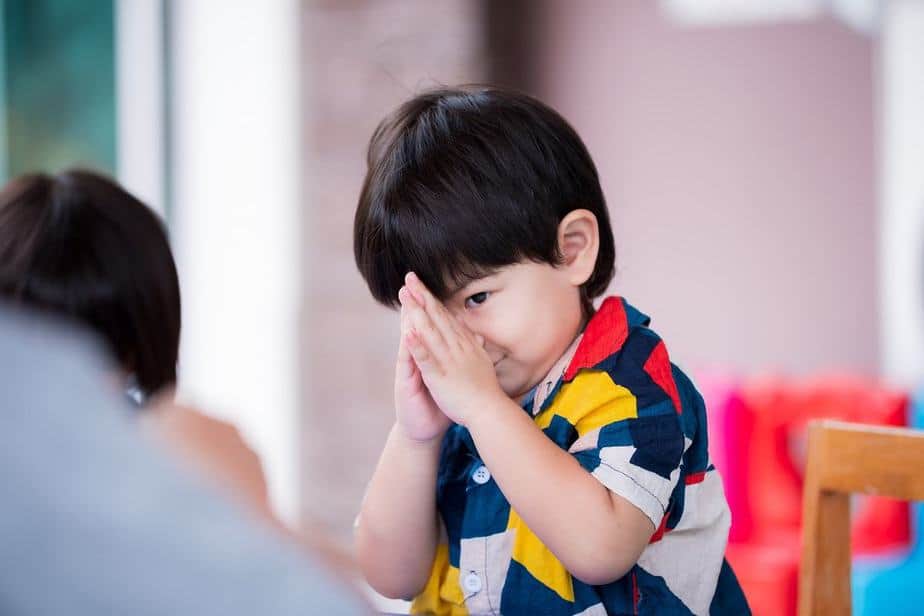 Tâm lý trẻ mầm non: Gặp người lớn không chào có phải trẻ hư? 40 em bé lễ phép