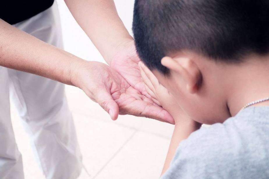 Tâm lý trẻ mầm non: Gặp người lớn không chào có phải trẻ hư? 42 em bé chào hỏi