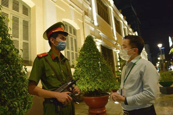 Những người không ngủ sớm trong đêm thành phố vắng lặng 43 covid-19
