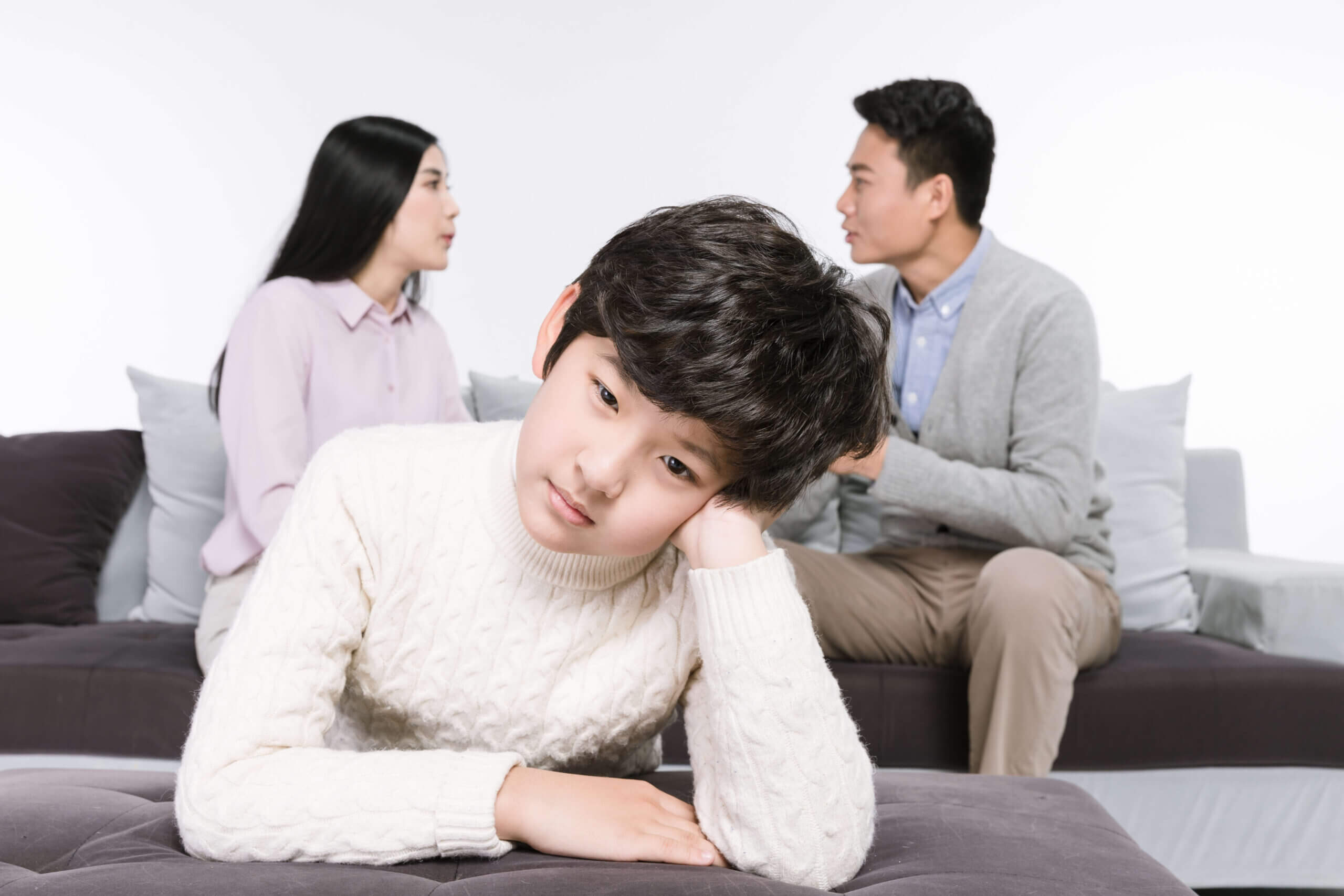 bố mẹ cãi nhau trước mặt trẻ con