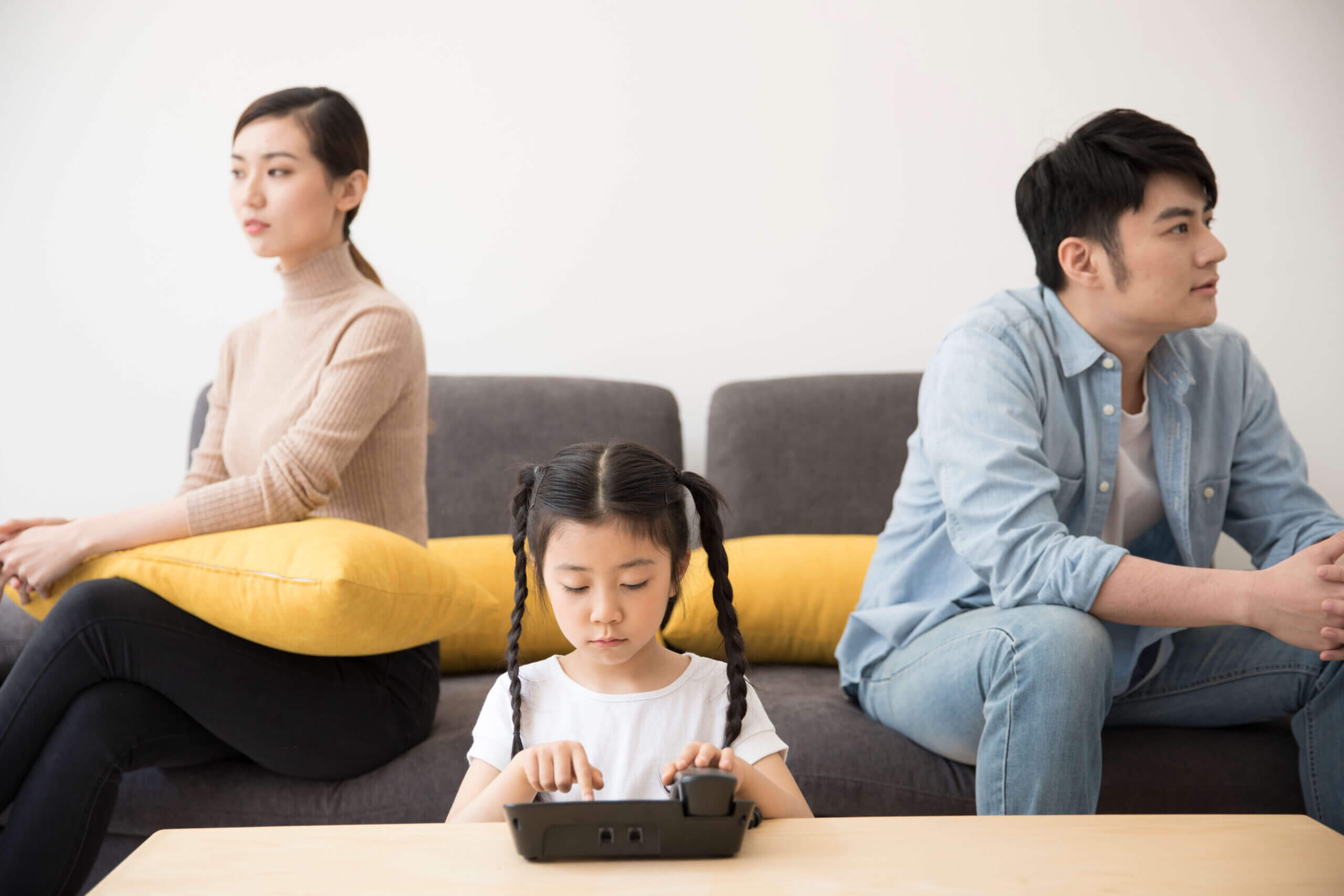 bố mẹ cãi nhau trước mặt trẻ