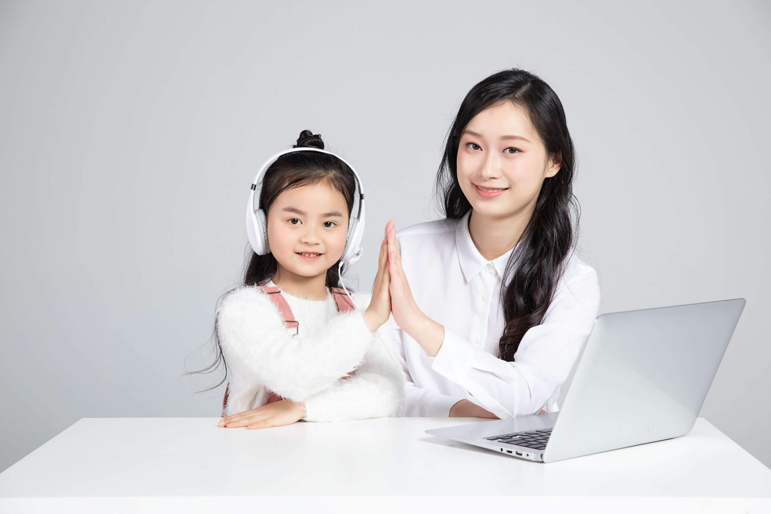 Bố mẹ đứng ngồi không yên khi con chuẩn bị vào lớp 1 38 học online