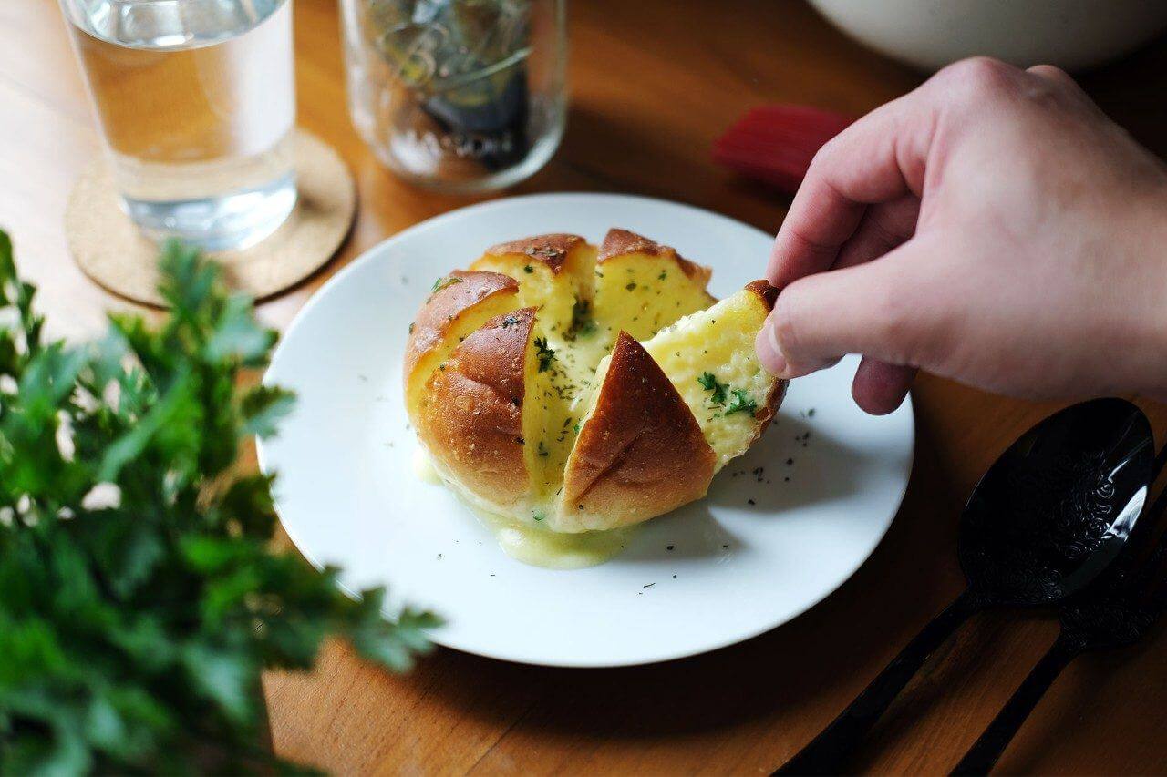 Mách bạn các món ngon từng “đình đám” mùa giãn cách xã hội 37 bánh mì bơ tỏi