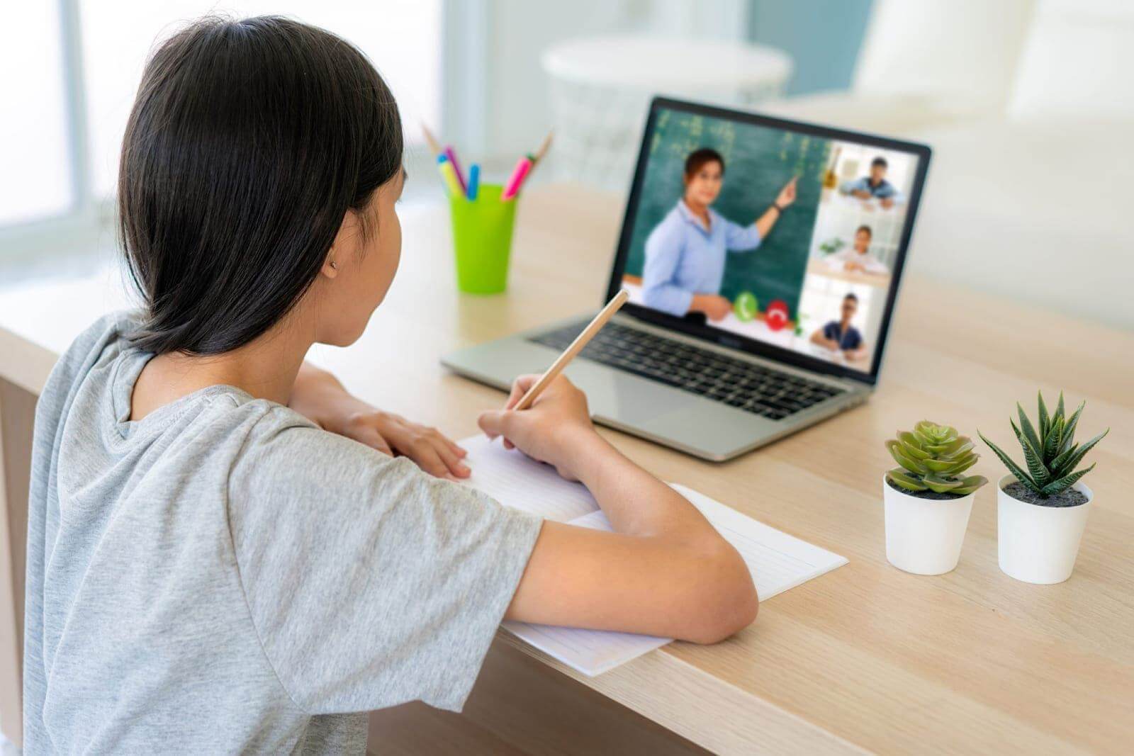 Bố mẹ cần làm gì để con học online hiệu quả hơn trong “mùa Covid-19”? 36 học online