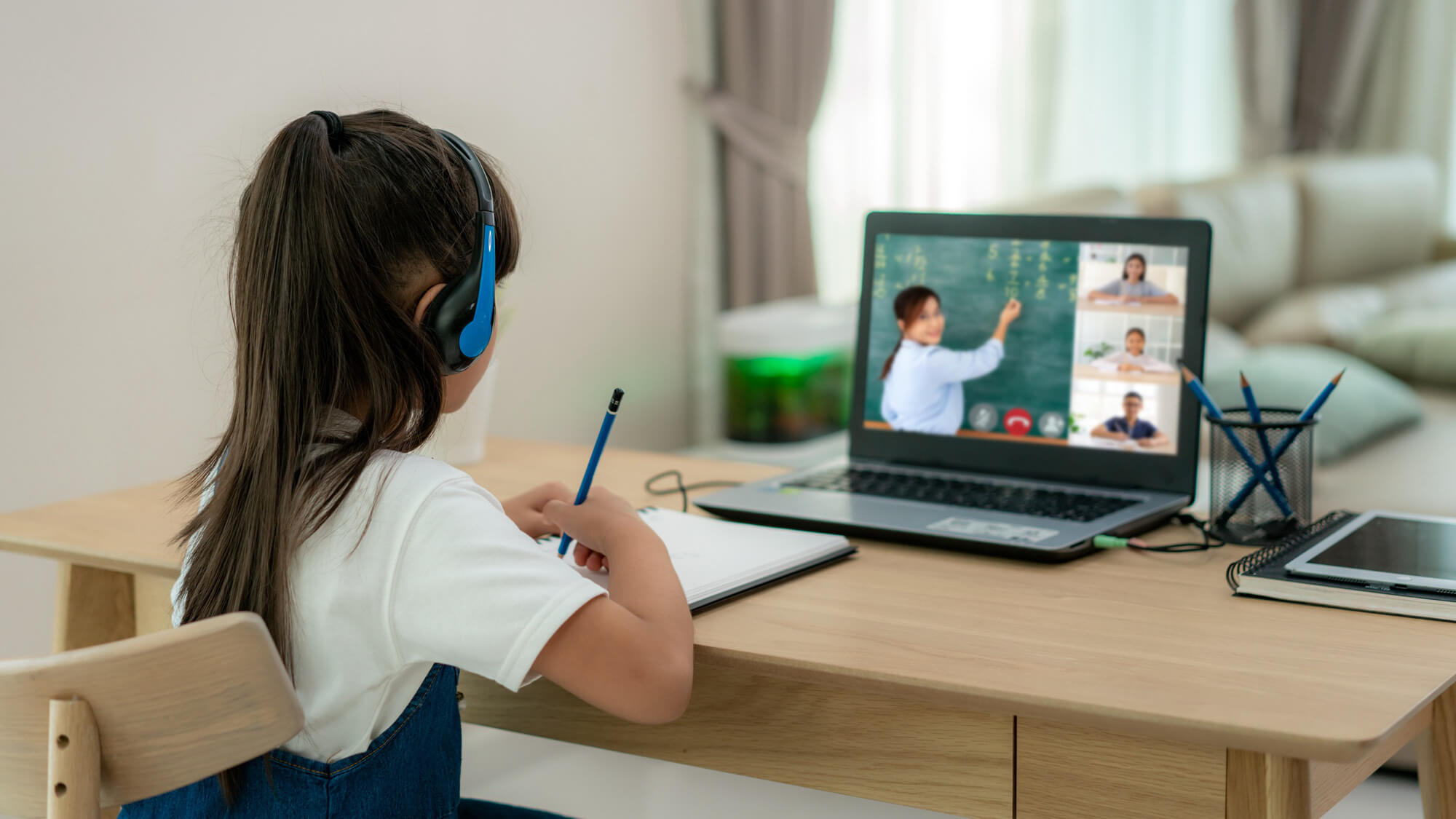 Bố mẹ cần làm gì để con học online hiệu quả hơn trong “mùa Covid-19”? 39 học trực tuyến