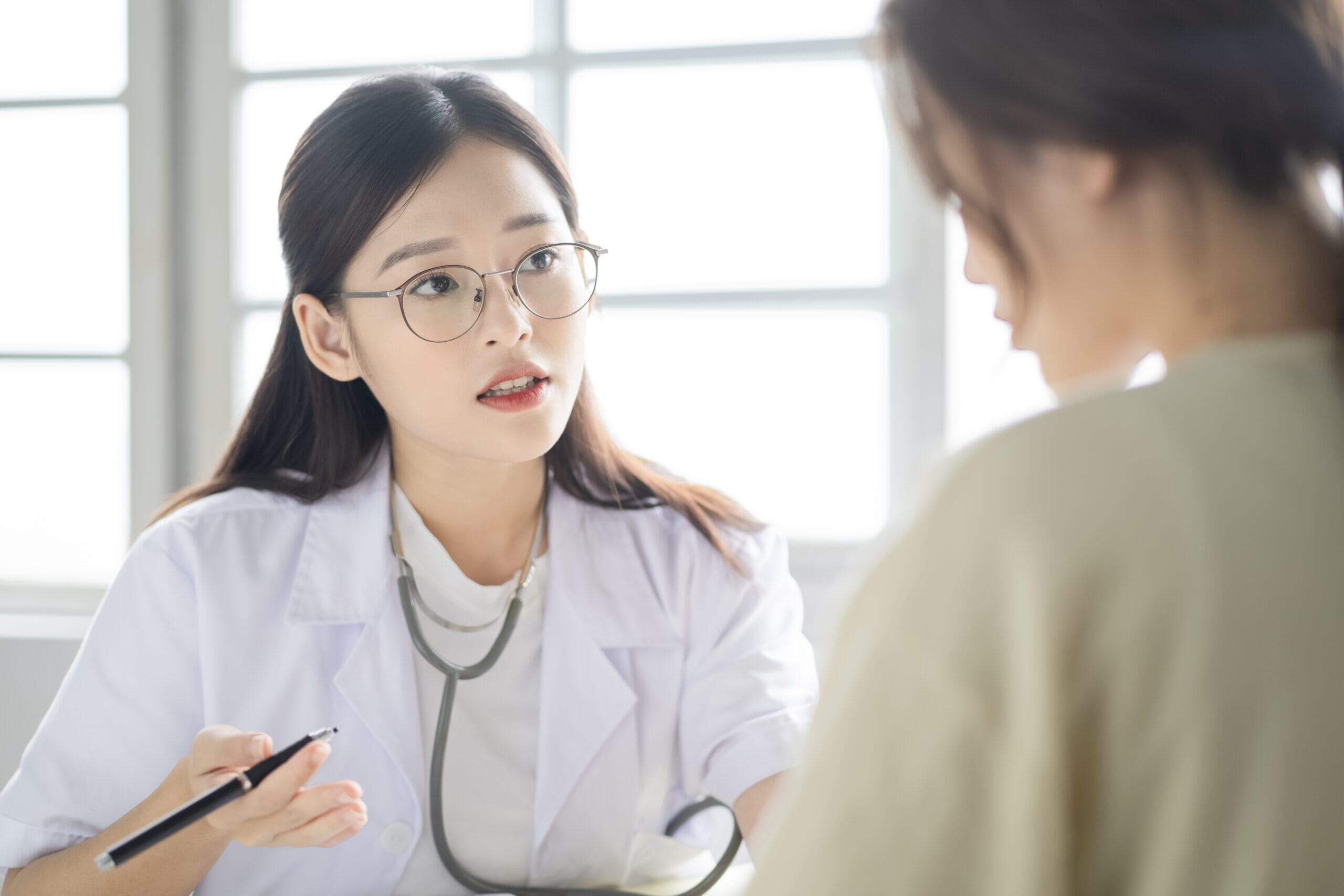 7 Bệnh thường gặp khi thời tiết thay đổi đột ngột, hiểu để chăm bản thân đúng cách 35 đau họng thời tiết