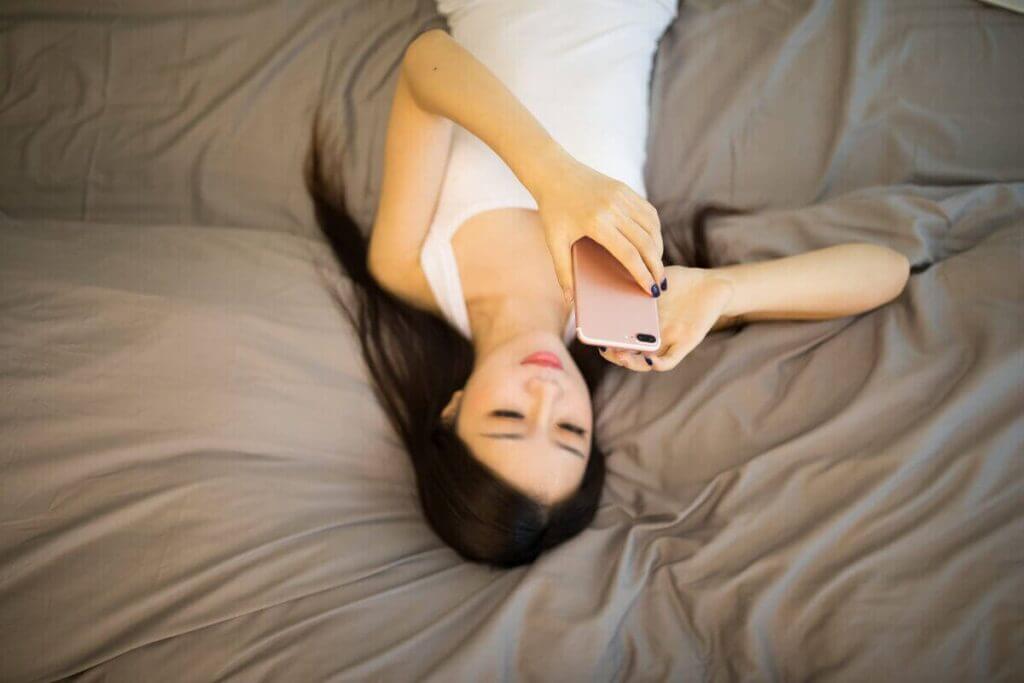 dùng điện thoại trước khi ngủ 1