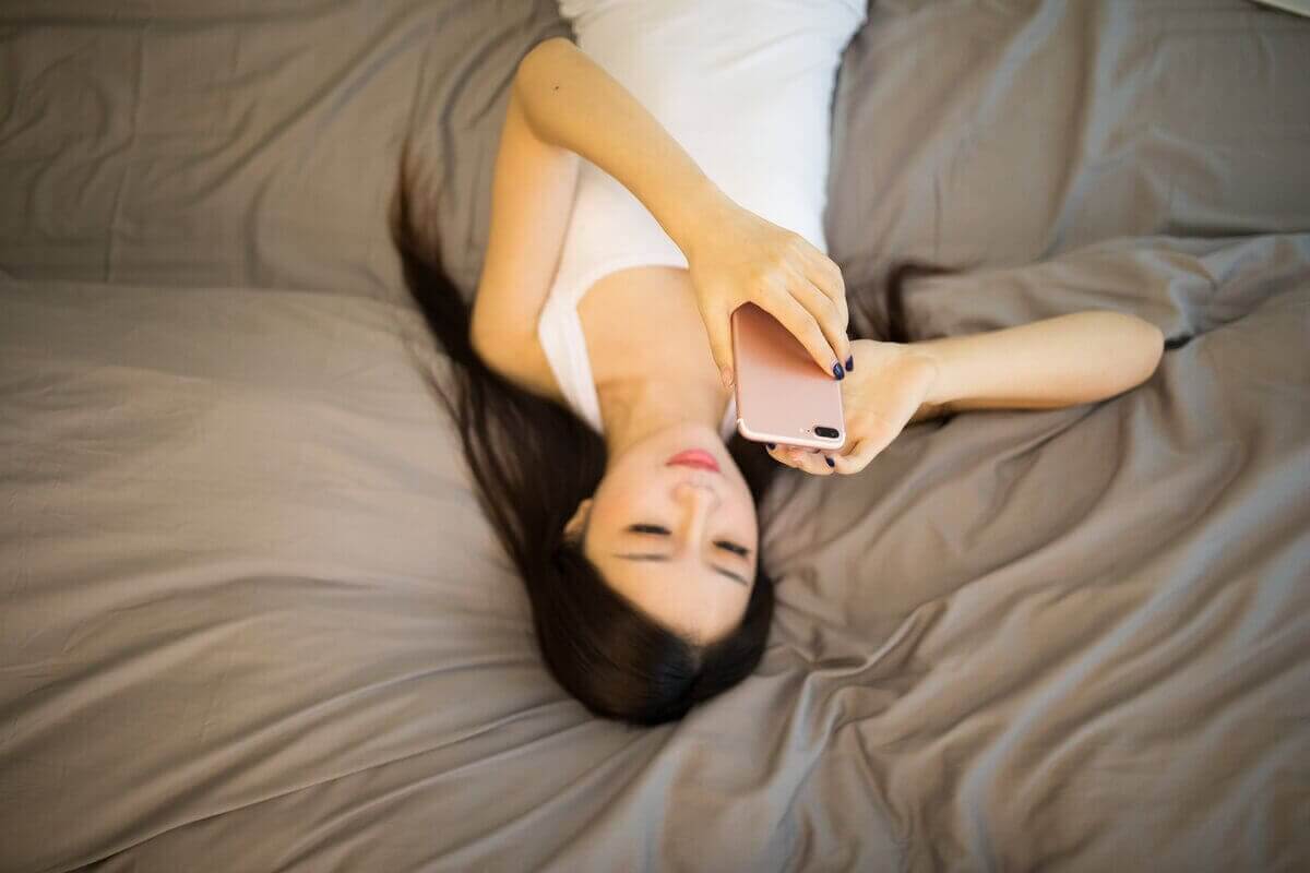 dùng điện thoại trước khi ngủ 1