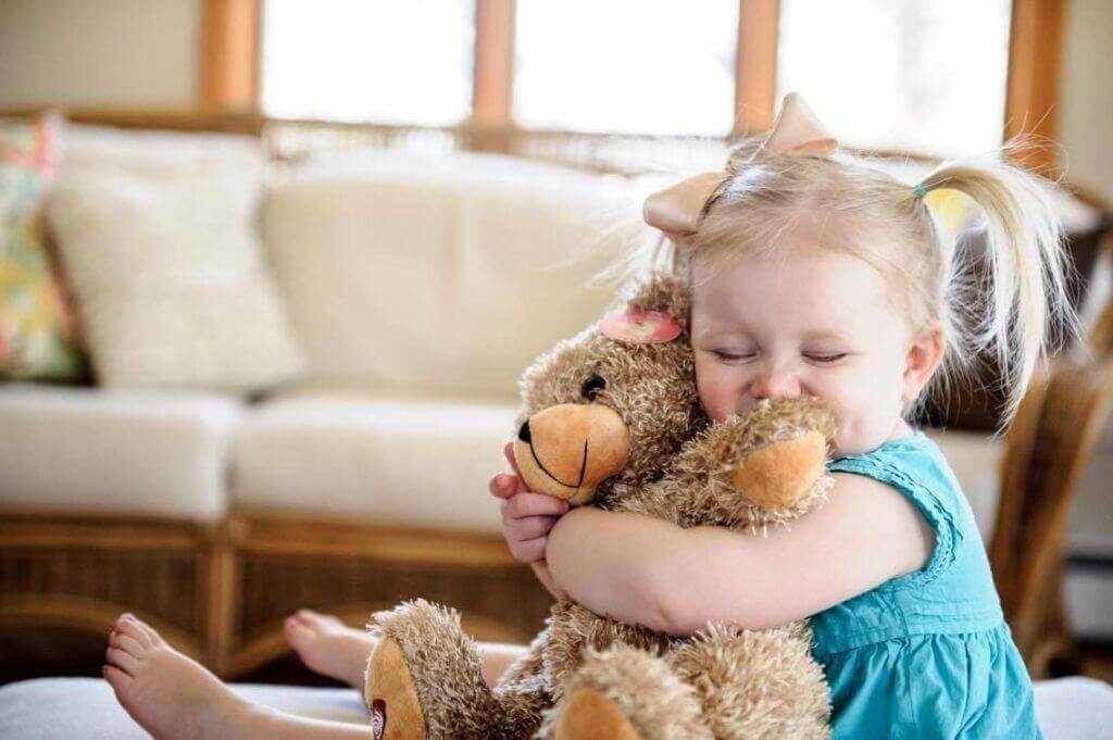 Vì sao đứa trẻ nào cũng thích ôm 1 chú gấu bông cũ mèm? 3