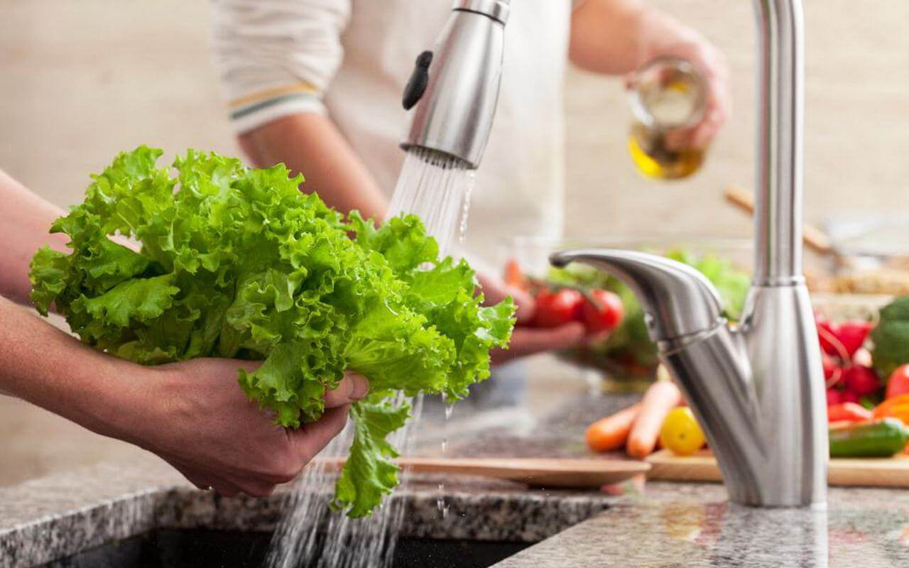 Ngâm rau với nước muối liệu có diệt được vi khuẩn như lời đồn? 36 rửa rau nước muối