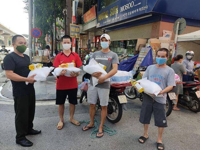 Người phụ nữ nhờ chồng chăm 3 con để đi nấu cháo, phát gạo cho người khó khăn 43 Người phụ nữ nhờ chồng chăm 3 con để đi nấu cháo, phát gạo cho người khó khăn 12