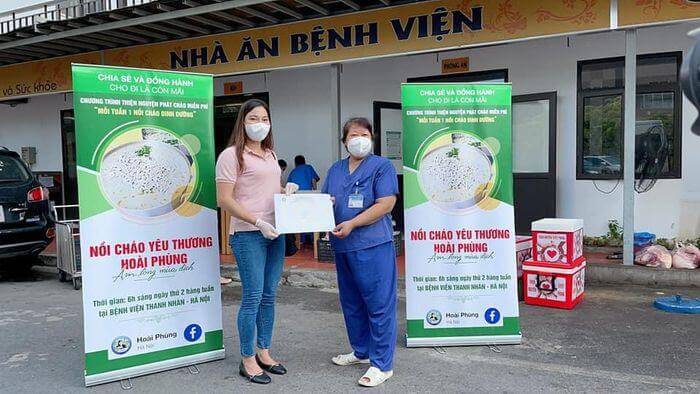 Người phụ nữ nhờ chồng chăm 3 con để đi nấu cháo, phát gạo cho người khó khăn 3