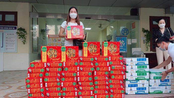 Người phụ nữ nhờ chồng chăm 3 con để đi nấu cháo, phát gạo cho người khó khăn 14