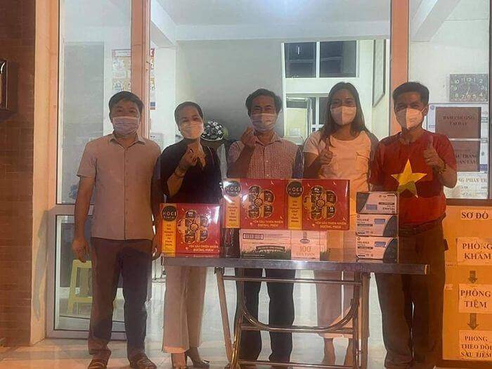 Người phụ nữ nhờ chồng chăm 3 con để đi nấu cháo, phát gạo cho người khó khăn 46 Người phụ nữ nhờ chồng chăm 3 con để đi nấu cháo, phát gạo cho người khó khăn 15
