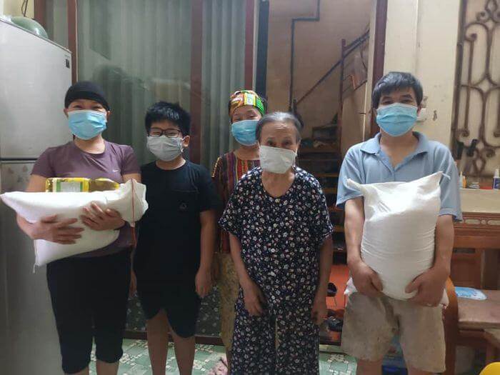 Người phụ nữ nhờ chồng chăm 3 con để đi nấu cháo, phát gạo cho người khó khăn 47 Người phụ nữ nhờ chồng chăm 3 con để đi nấu cháo, phát gạo cho người khó khăn 16