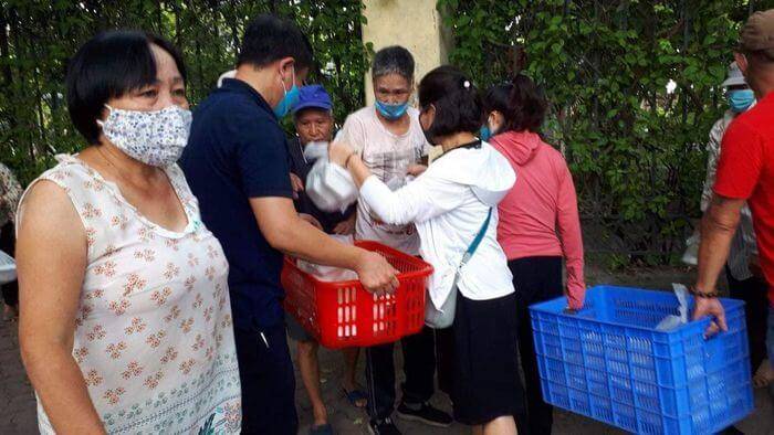Người phụ nữ nhờ chồng chăm 3 con để đi nấu cháo, phát gạo cho người khó khăn 48 Người phụ nữ nhờ chồng chăm 3 con để đi nấu cháo, phát gạo cho người khó khăn 17