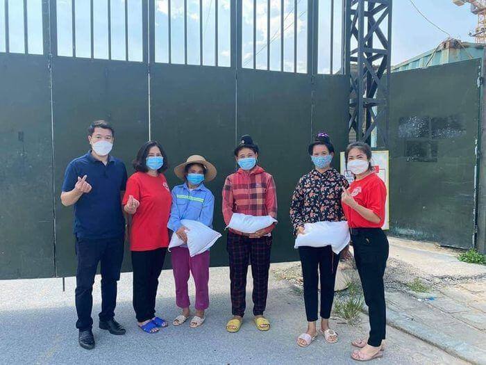 Người phụ nữ nhờ chồng chăm 3 con để đi nấu cháo, phát gạo cho người khó khăn 49 Người phụ nữ nhờ chồng chăm 3 con để đi nấu cháo, phát gạo cho người khó khăn 18