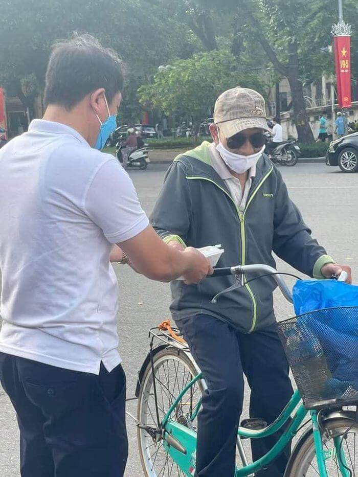 Người phụ nữ nhờ chồng chăm 3 con để đi nấu cháo, phát gạo cho người khó khăn 50 Người phụ nữ nhờ chồng chăm 3 con để đi nấu cháo, phát gạo cho người khó khăn 19